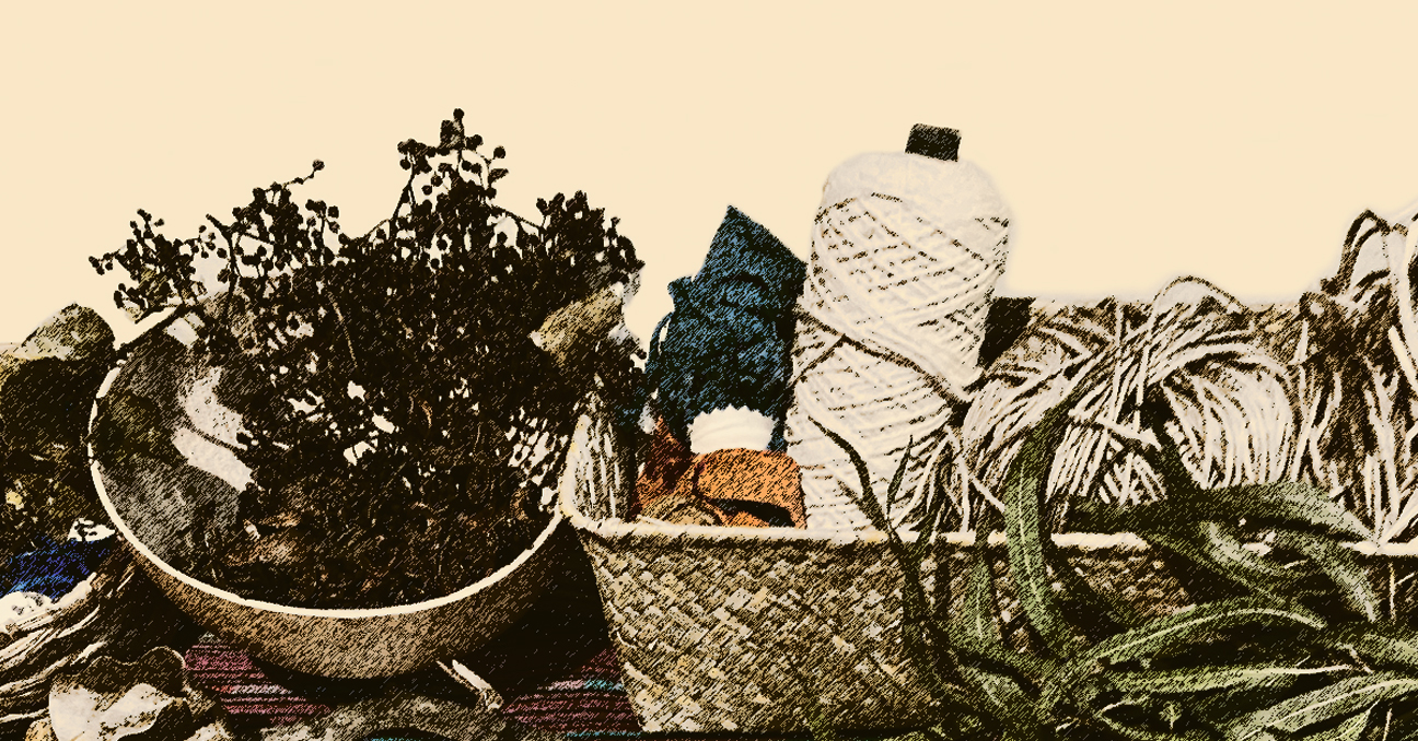 Unas canastitas de fibras naturales contienen ramas, hojas y ovillos de algodón